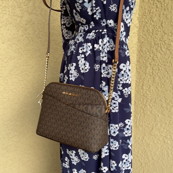 Michael Kors Jet Set Travel Medium Dome Crossbody - Picture 5 of 16